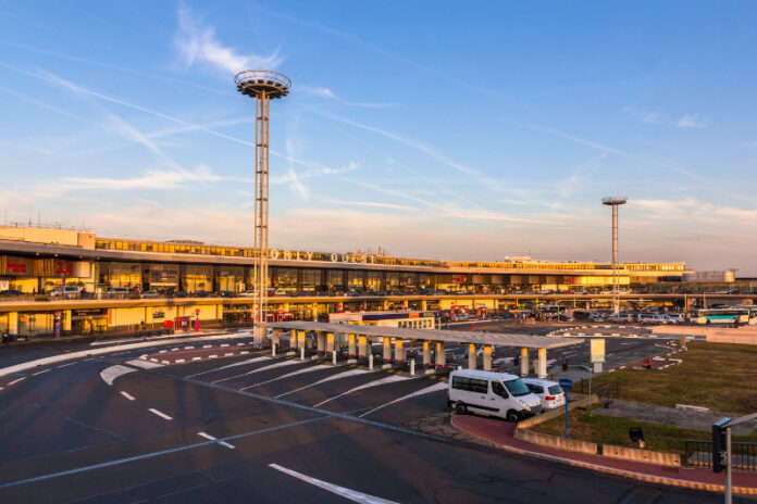 Paris airport workers threaten to strike before the Olympics